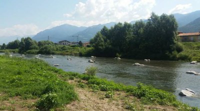Posa di massi in alveo.JPG