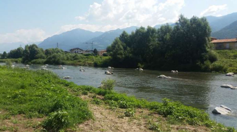 Posa di massi in alveo.JPG