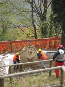 Posa di zeolite nella vasca inferiore con ausilio di elicottero - foto Mauro Villa